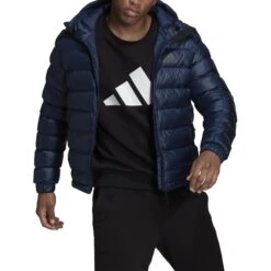 3-stripes Jas Adidas SDP Badge Of Sport 12 3-stripes Jas Adidas SDP Badge Of Sport -URBAN CLASSICS WINKEL adidas gv5329 4 apparel on model front view white