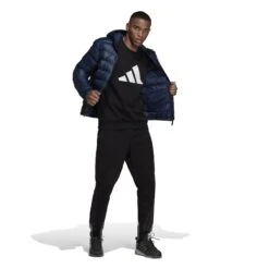 3-stripes Jas Adidas SDP Badge Of Sport 15 3-stripes Jas Adidas SDP Badge Of Sport -URBAN CLASSICS WINKEL adidas gv5329 7 apparel on model standard outfit view white