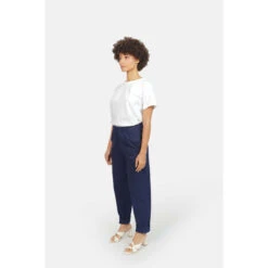 Dames Marineblauwe Stretch Katoenen Comfort Mom Jeans F.A.M. Paris France 6 Dames Marineblauwe Stretch Katoenen Comfort Mom Jeans F.A.M. Paris France -URBAN CLASSICS WINKEL f a m paris kj 90 mf navy 2